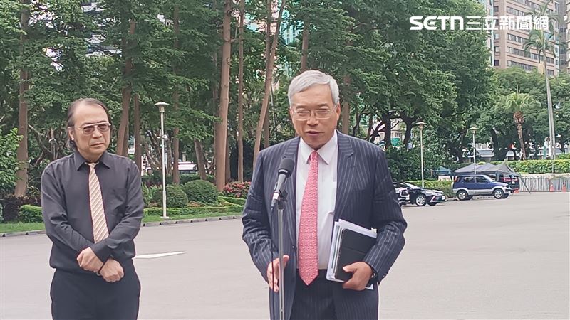 財信傳媒董事長謝金河今（22）日在行政院受訪。（圖／記者盧素梅攝影)