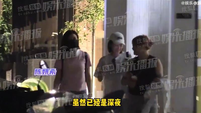 陳妍希(左)腳傷還沒痊癒。(圖/翻攝自微博)