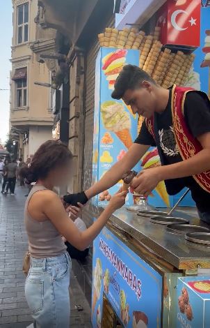 女遊客在買土耳其冰淇淋時遭到店員把甜筒塞進乳溝。(圖/翻攝自Reddit)