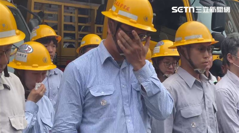 台電嘉義區處同仁淚送李元瀚最後一程。(圖/記者廖國雄攝影)