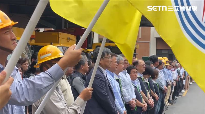 李元瀚拚復電發生感電事故,22日上午正式卸下工作,永遠下班了。(圖/記者廖國雄攝影)