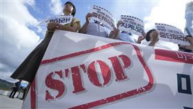 ▲南韓民眾聚集在駐韓美國大使館附近，抗議川普關稅與對於軍事支出的施壓。（圖／美聯社／達志影像）