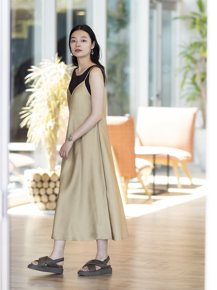 女裝緞面細肩帶洋裝。(圖/品牌業者提供)