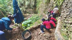 ▲志工們奮力清淤（圖／翻攝自松柏嶺受天宮粉絲專頁）