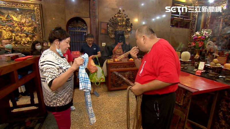 信眾拿衣服來香掛加持。(圖/寶島神很大提供)