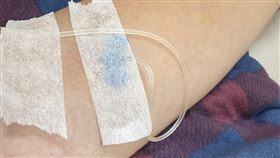 賓賓哥打點滴。（圖／翻攝自賓賓哥臉書） 