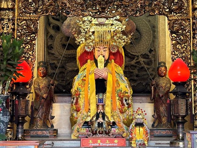 「天赦日」是向玉皇大帝懺悔,請求赦罪的好日子,希望玉皇大帝可以寬恕、赦免自己的累世罪孽。(圖/社團法人台中市名門命理教育協會創會理事長楊登嵙教授提供)