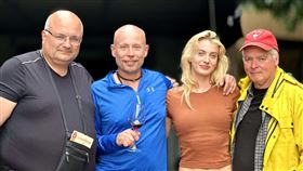 ▲比爾班奈特(右)拍《我的朝聖之路》，別出心裁召回12年前跟他走過朝聖之路的摯友們加入演出。（圖／海鵬影業提供） 