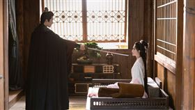 《桃花映江山》孟子義（右）與劉學義（左）鬥智鬥勇、話題十足。（圖／愛爾達電視提供）