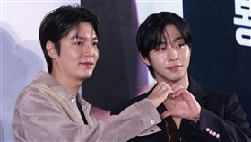 ▲李敏鎬（左）、安孝燮（右）兩大男神出席首爾首映會互比合體愛心。（圖／韓媒《日間體育》提供） 