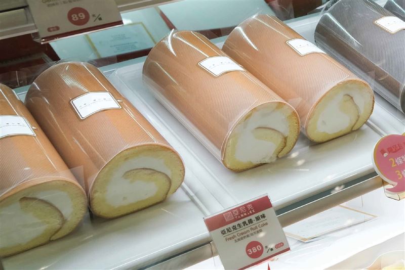 亞尼克開幕當天前100位冠軍原味生乳捲只要100元。(圖/品牌提供)