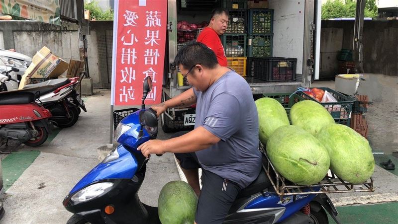 高雄「蔬果惜食專區」　市場NG蔬果做公益