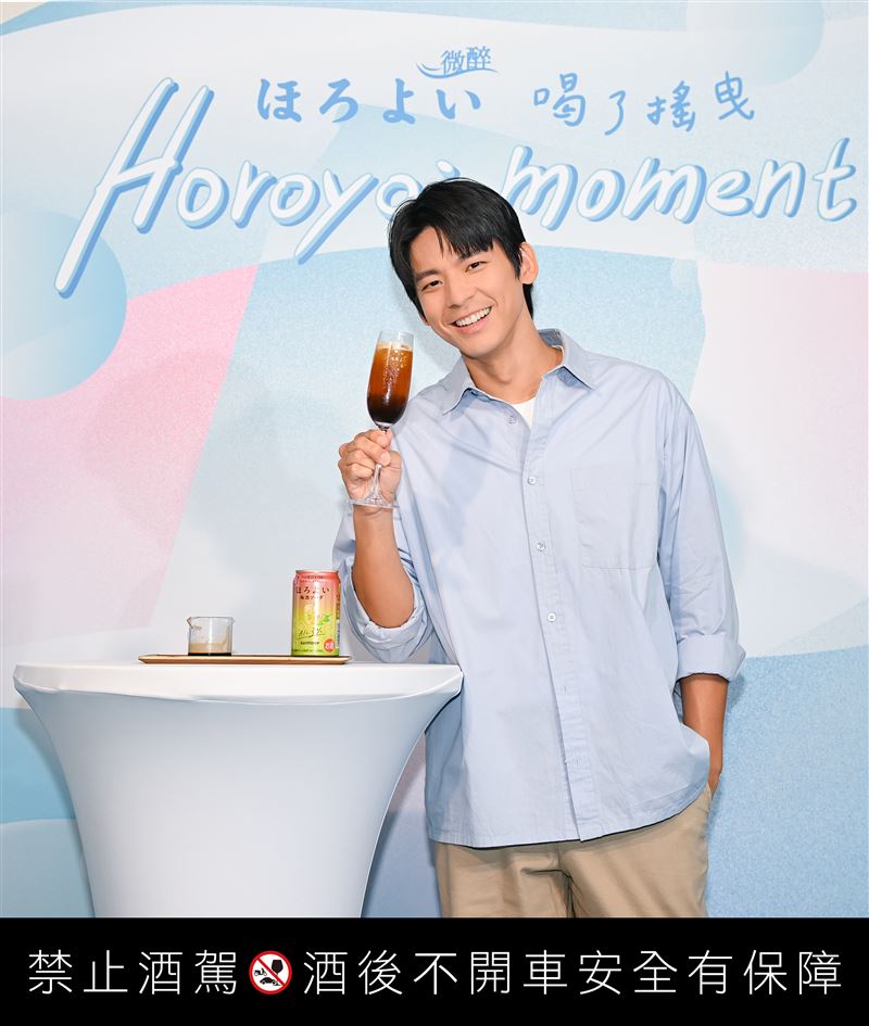 林柏宏調製私心最愛的HOROYOI特調,將「梅酒蘇打沙瓦」與美式咖啡進行混搭,揉合氣泡與咖啡香氣展現細膩的層次風味。(圖/品牌業者提供)