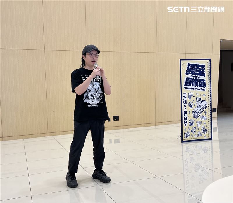 漫畫家A RAY特地到場分享創作理念,以「貼紙簿」概念為10週年設計主視覺。(圖/南市府文化局提供)