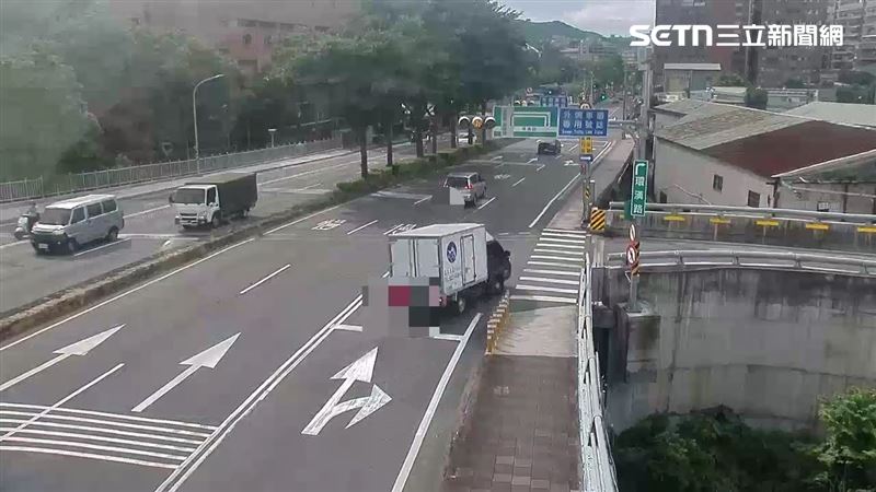 新北傅男駕駛小貨車下城林橋時,因轉彎車速過快而翻覆。(圖/翻攝畫面)