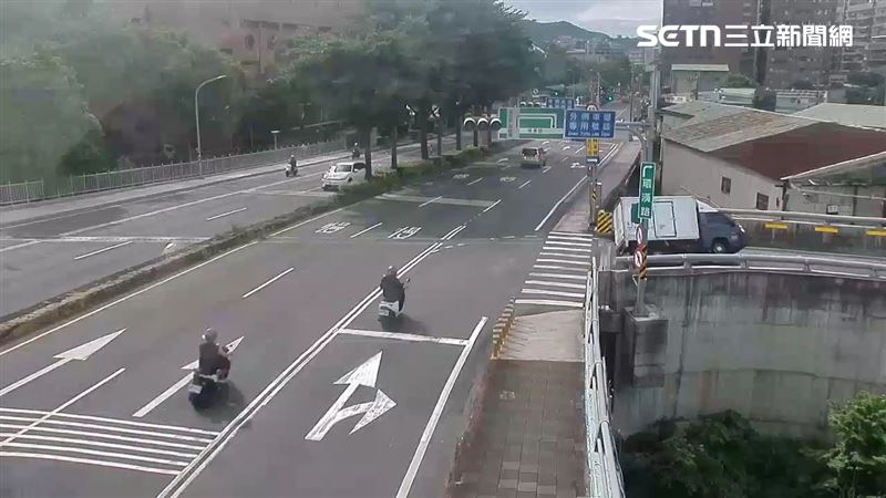 新北傅男駕駛小貨車下城林橋時,因轉彎車速過快而翻覆。(圖/翻攝畫面)