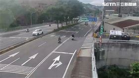 ▲新北傅男駕駛小貨車下城林橋時，因轉彎車速過快而翻覆。（圖／翻攝畫面）