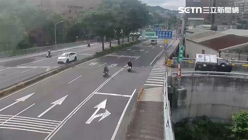 新北傅男駕駛小貨車下城林橋時,因轉彎車速過快而翻覆。(圖/翻攝畫面)
