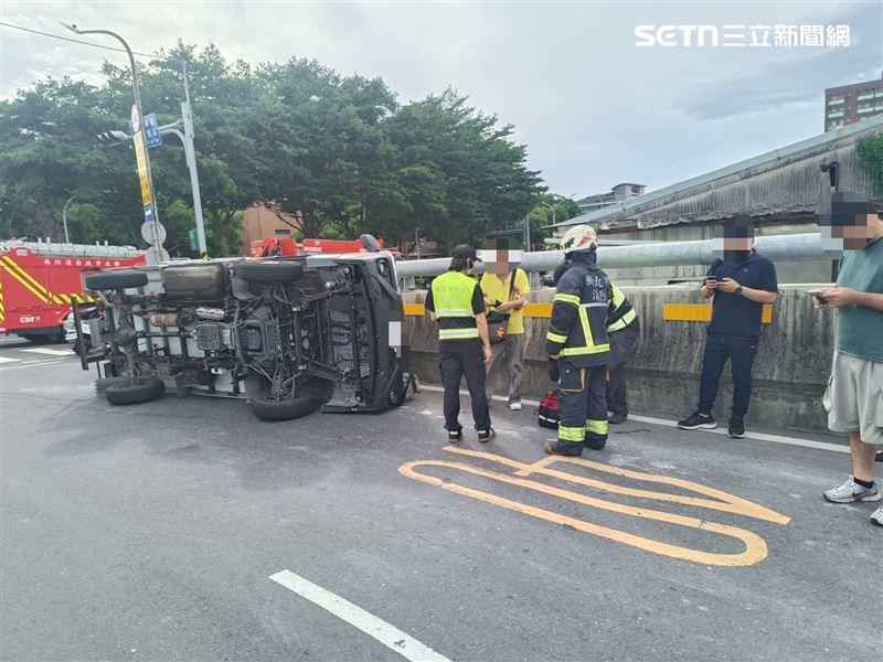 新北傅男駕駛小貨車下城林橋時,因轉彎車速過快而翻覆。(圖/翻攝畫面)