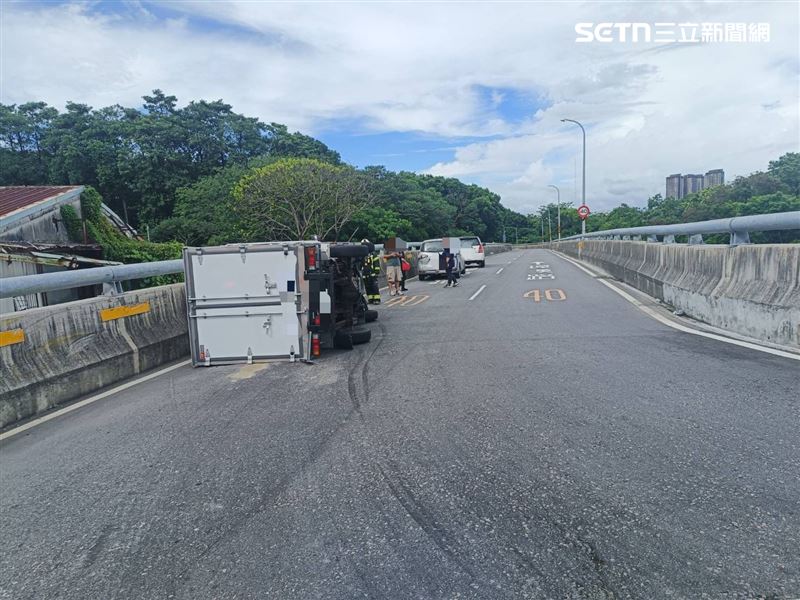 新北傅男駕駛小貨車下城林橋時,因轉彎車速過快而翻覆。(圖/翻攝畫面)