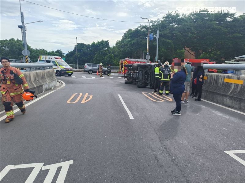 新北傅男駕駛小貨車下城林橋時,因轉彎車速過快而翻覆。(圖/翻攝畫面)