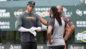 ▲統一獅梅賽斯、飛力獅賽前向魔鷹獻上關心。（圖／台鋼雄鷹提供） 