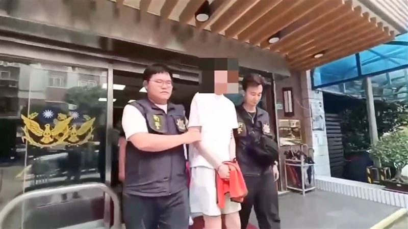 涉及仙人跳的明仁會成員被警方移送。(圖/翻攝畫面)