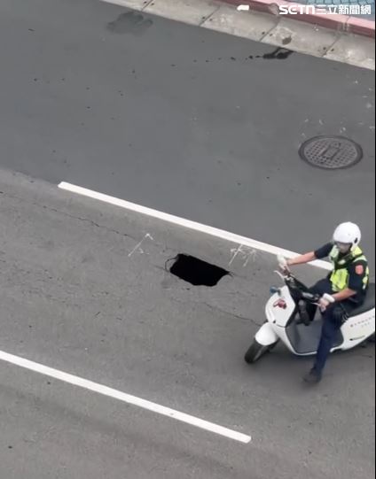 台北市八德路四段京華城前方道路出現小天坑。(圖/翻攝畫面)