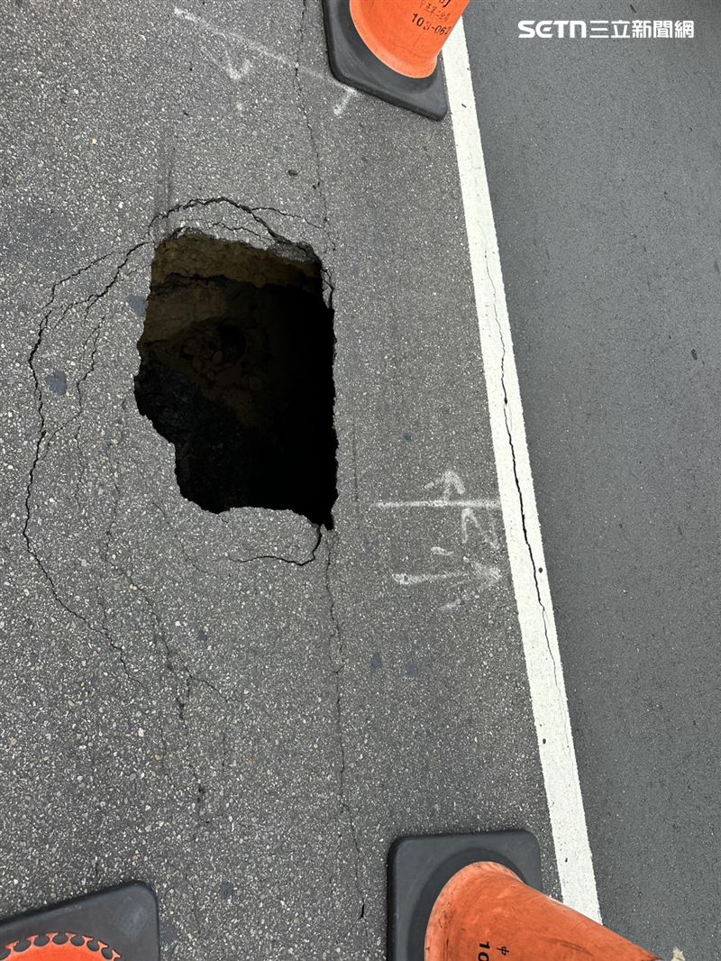 台北市八德路四段京華城前方道路出現小天坑。(圖/翻攝畫面)