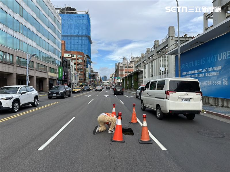台北市八德路四段京華城前方道路出現小天坑。(圖/翻攝畫面)