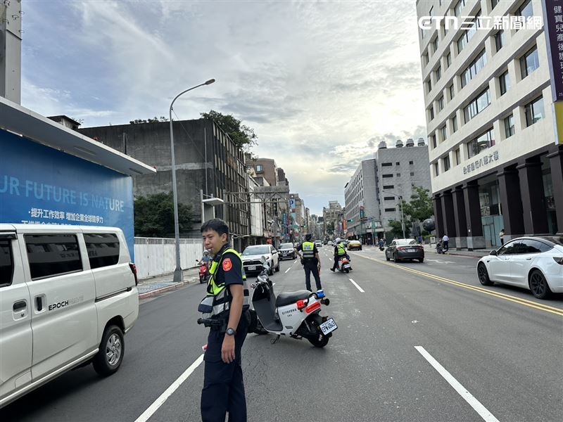 台北市八德路四段京華城前方道路出現小天坑。(圖/翻攝畫面)