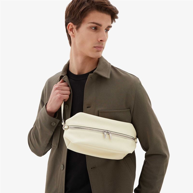 Valextra時髦爸爸推薦包款Origami Crossbody Bag。(圖/品牌業者提供)