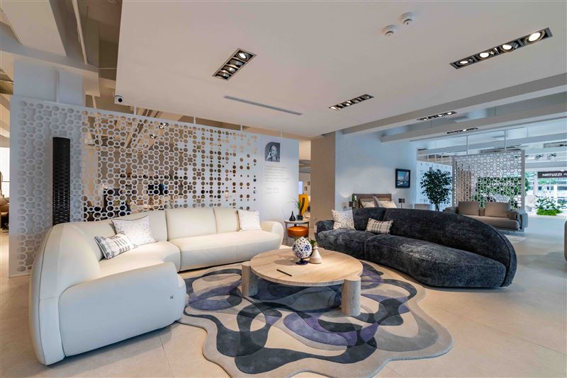 NATUZZI Memoria沙發,以義大利綿延起伏山脈為靈感,創造自然與設計和諧共鳴,致敬早期經典落地設計款式。(圖/品牌業者提供)