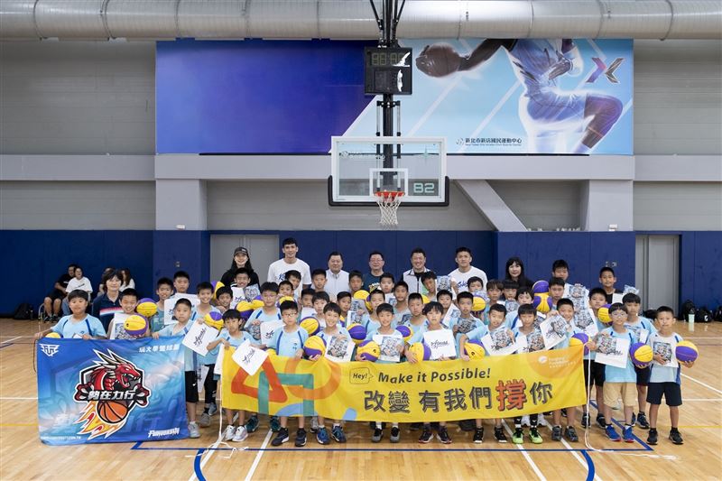 遠雄文教公益基金會攜手高雄全家海神,與力行國小籃球隊進行交流活動。(圖/遠雄文教公益基金會提供)