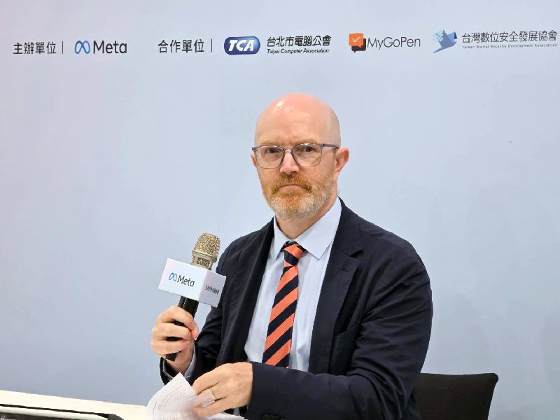 Meta亞太區及印度公共政策副總裁密爾納（Simon Milner）出席「全民打詐行動論壇」，他表示，根據數發部的監測資料，近期整體詐騙廣告的通報數已有明顯下降