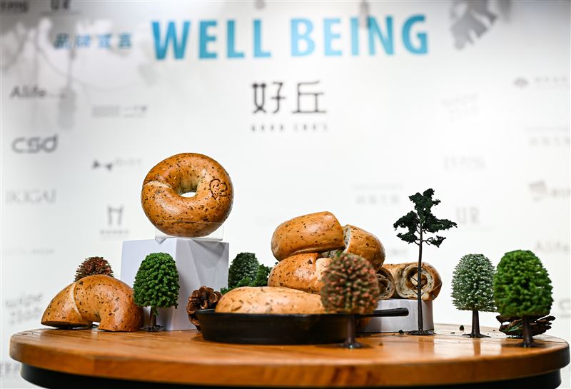 好丘品牌大使李霈瑜(大霈) 宣布品牌宣言「Well Being」 親自研發聯名貝果《開香好事花生》同步上市。(圖/品牌業者提供)