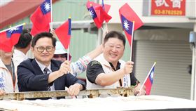 童子賢表態支持罷免傅(山昆)萁　現身花蓮參加車掃和碩聯合科技股份有限公司董事長童子賢表態（左）支持罷免中國國民黨籍立法委員傅(山昆)萁，22日到花蓮參與罷免團隊車掃，與花蓮縣議會議長張峻（右）同車。（微光花蓮提供）中央社記者張祈傳真 114年7月22日