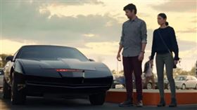 這是汽車界超強新片？美國知名連鎖賣場推出得來速新廣告，廣告裡集結了12輛電影中的經典名車，從蝙蝠車、大黃蜂到霹靂遊俠的夥計，還有侏儸紀公園的遊園車全都軋上一角，吸睛效果十足。 （圖／翻攝自Walmart YouTube）