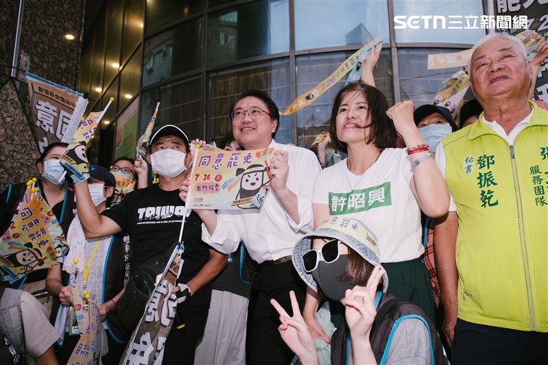 林右昌偕同新北市議員許昭興、雙和罷團前進樂華夜市掃街，呼籲民眾投下同意罷免票。（圖／記者楊士誼攝影）