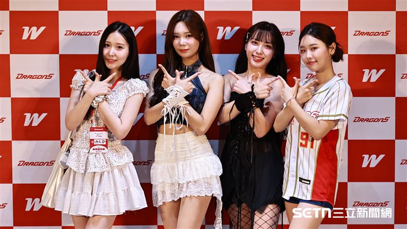 韓籍啦啦隊員李素泳(左2)、朴恩惠(右2)中場表演結束後和老闆酒帝(右1)合影。(圖/記者劉彥池攝影)