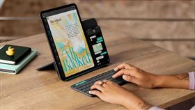 Flip Folio可靈活運用於不同場域，還能透過多裝置配對、直立式閱讀等產品設計亮點，滿足多工效率。（圖／Logitech提供） 