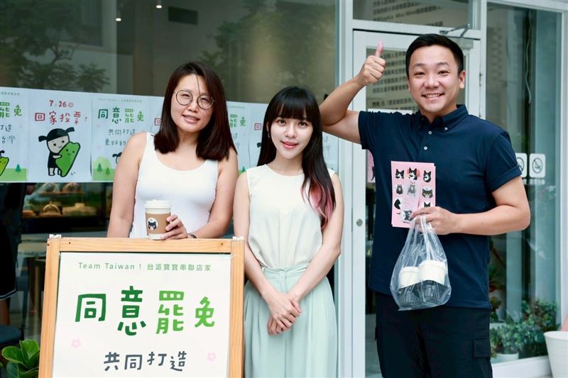 黃捷(中)和「Miss Mimi Coffee」老闆開心合照。(圖/翻攝自黃捷臉書)