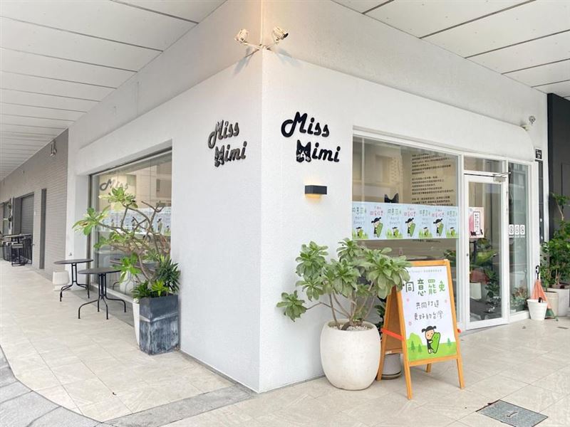 高雄「Miss Mimi Coffee」因擺出同意罷免告示牌,遭不滿民眾闖入飆罵。(圖/翻攝自Miss Mimi Coffee臉書)