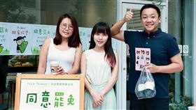 黃捷前往「Miss Mimi Coffee」消費，聲援店家挺罷免。（圖／翻攝自黃捷臉書）