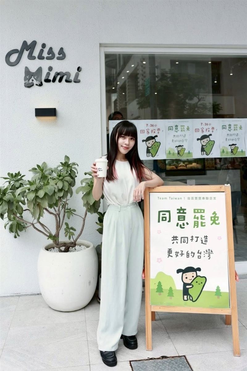 黃捷今天前往「Miss Mimi Coffee」消費,聲援店家挺罷免。(圖/翻攝自黃捷臉書)