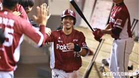 ▲中職36年例行賽，樂天桃猿一壘手林智平靠味全龍投手林子昱暴投跑回分數。（圖／記者劉彥池攝影）