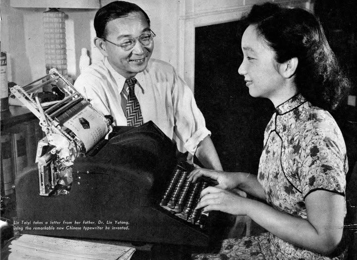 1947年,林語堂發明「明快中文打字機」拍下廣告照,右方女性是他二女兒林太乙。(圖/翻攝林語堂故居臉書)