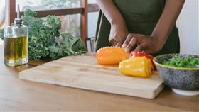 木砧板、黃麴毒素 示意圖／pexels