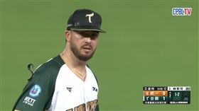 ▲艾速特在帽子上寫下魔鷹太太的名字縮寫。（圖／翻攝自CPBLTV）