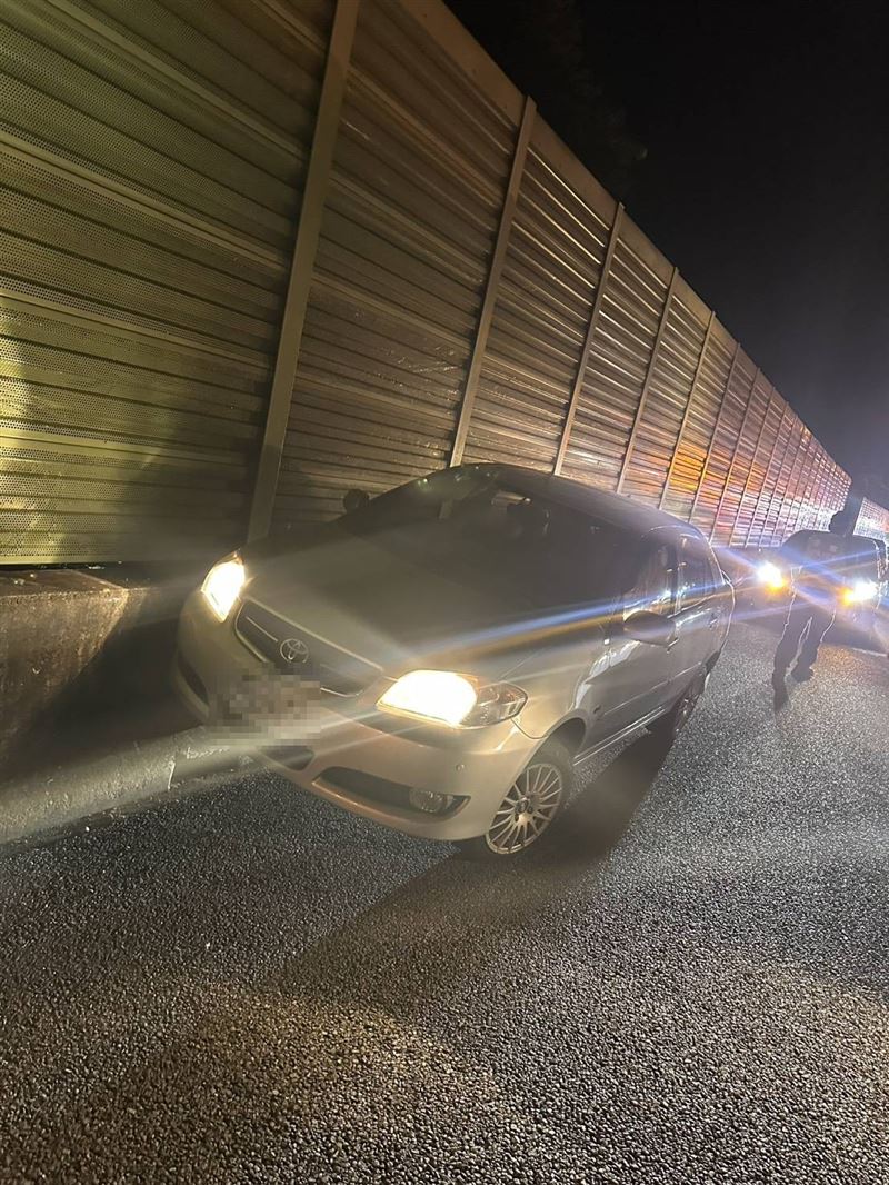 50歲男子疑自撞後走在車道上，遭後車8輛車輾過。（圖／民眾提供）